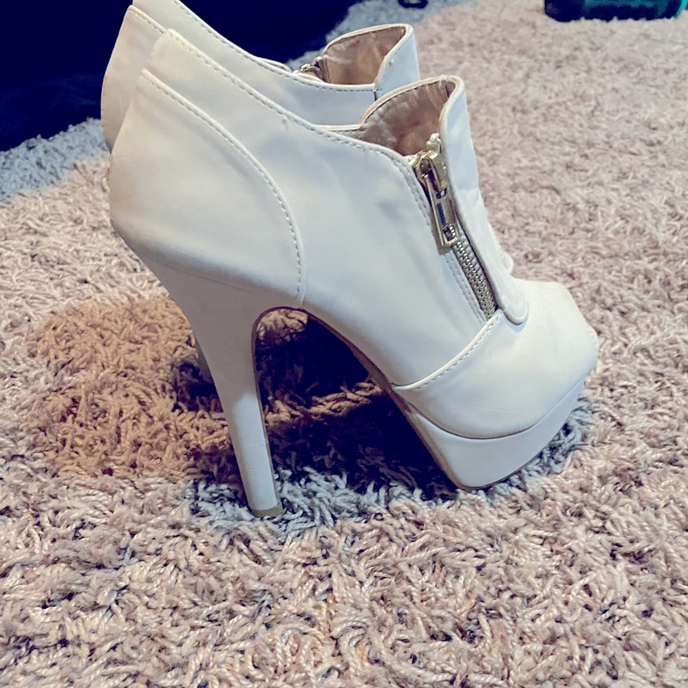 Size 6 RUE 21 ETC heels